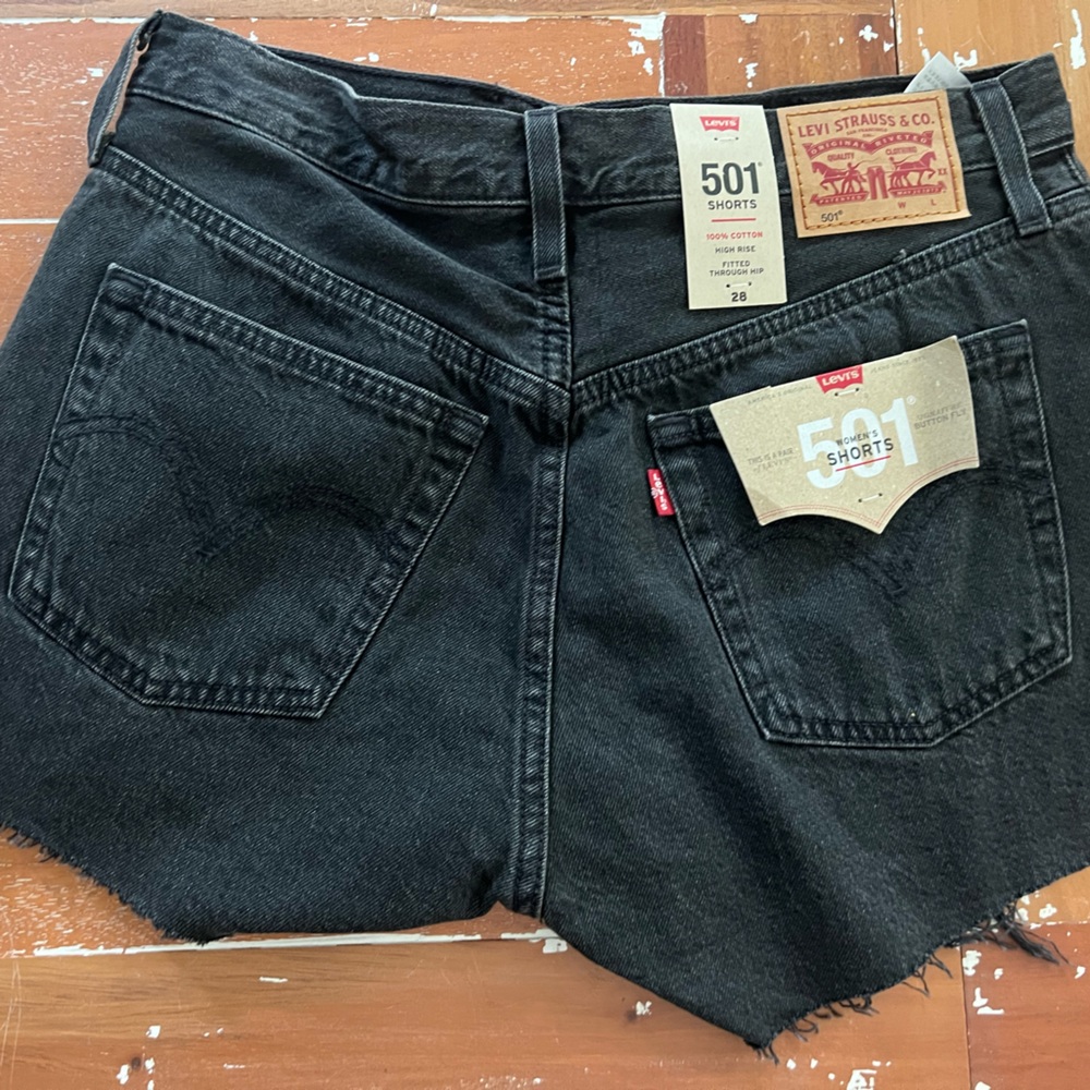 Levi 501 shorts, nwt, size 28